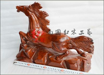 馬根雕,整木雕刻馬擺件,越南馬的工藝品批發(fā) 隨形雕刻馬擺設(shè)