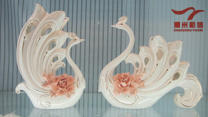 批發(fā)采購陶瓷工藝品-熱賣陶瓷工藝品 骨瓷描金孔雀花插家居擺設(shè)工藝品批發(fā)采購-陶瓷.